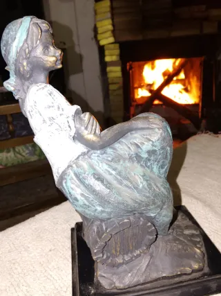 Escultura de metal y piedra