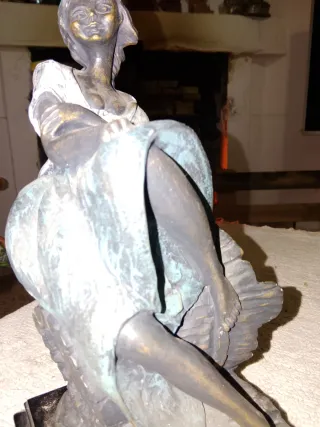 Escultura de metal y piedra