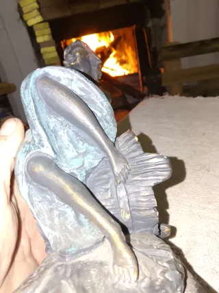 Escultura de metal y piedra