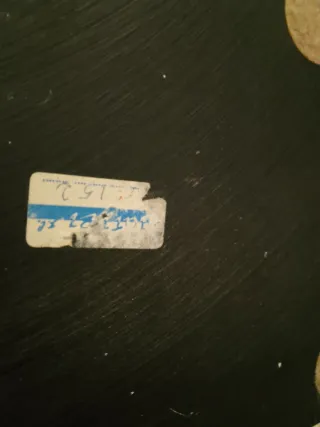 Escultura de metal y piedra