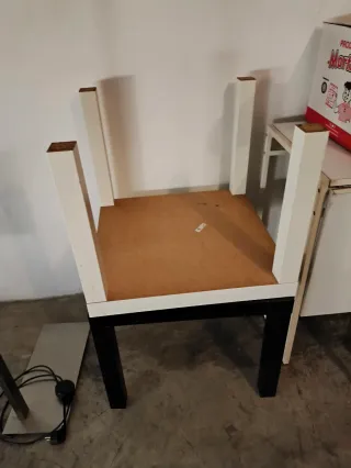 Mesa de madera blanca y negra