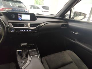 LEXUS UX 2.0 250h Business 4WD Navigation