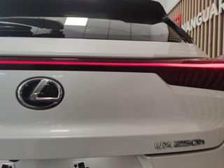LEXUS UX 2.0 250h Business 4WD Navigation