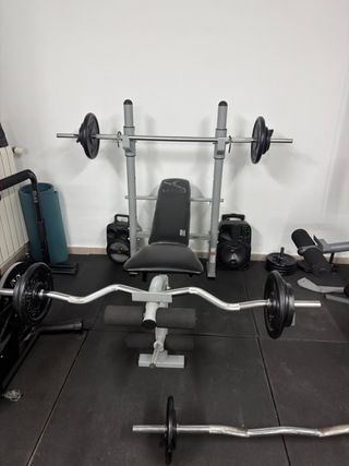 Banco de musculación con pesas