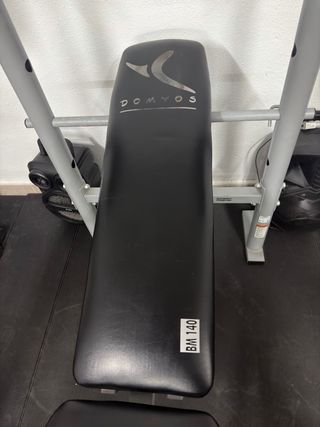Banco de musculación con pesas