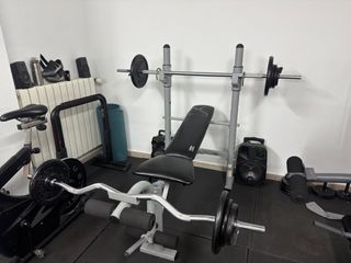 Banco de musculación con pesas