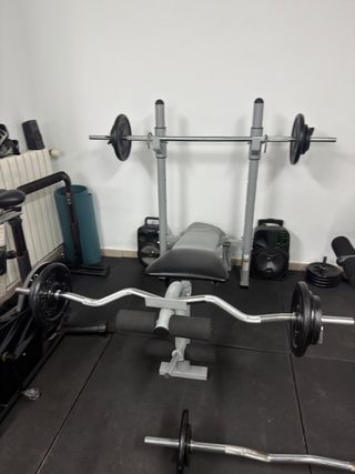 Banco de musculación con pesas