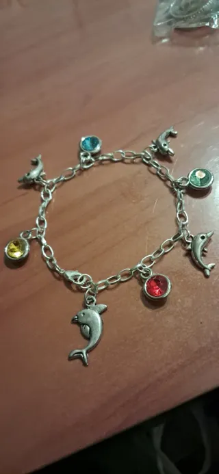Pulsera mujer con dijes de delfines y piedras