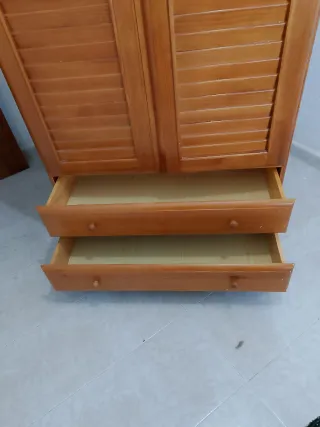 Armario de madera con puertas