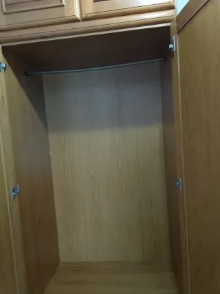 Armario de madera con puertas