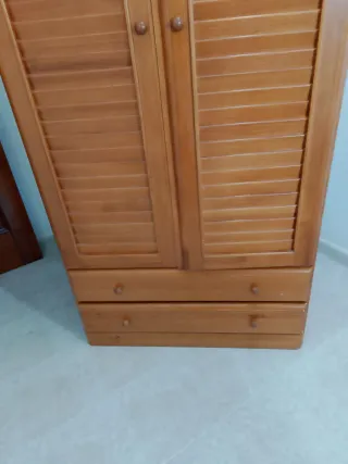 Armario de madera con puertas
