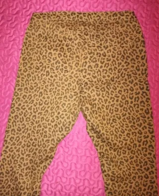 Pantalones ajustados con estampado animal