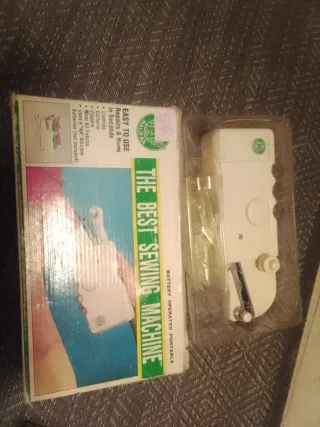 Máquina de coser portátil a pilas