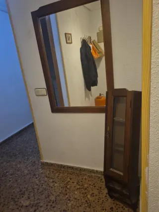 Espejo y estantería de madera