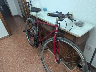Bicicleta de montaña roja