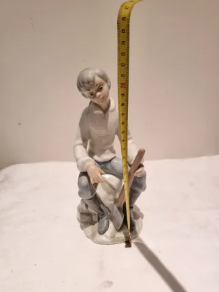 Figura niño leñador porcelana