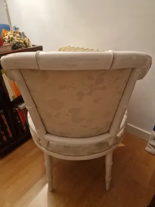 Sillón dormitorio beige y blanco