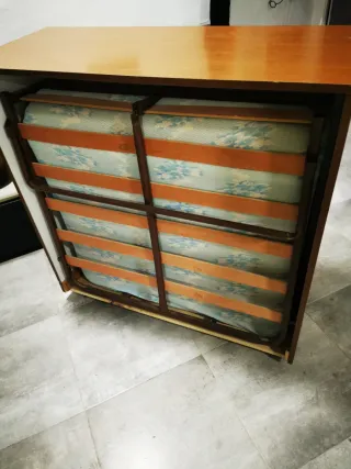 Mueble de madera marrón