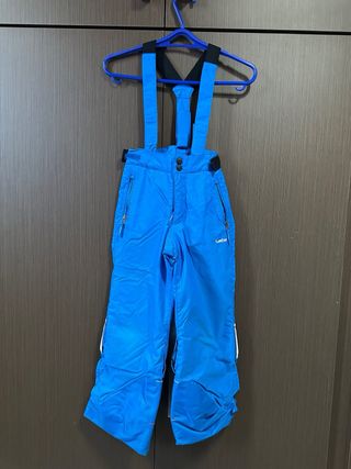 Traje de esquí infantil azul y negro