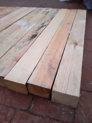 Vigas. Listones. Puntales. Postes.palos de madera