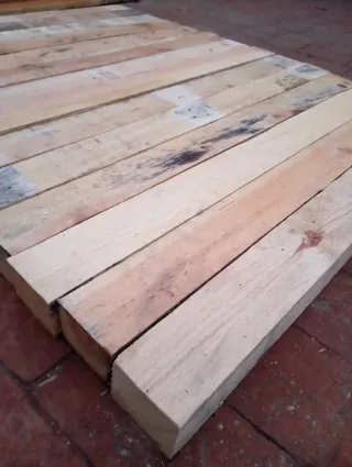 Vigas. Listones. Puntales. Postes.palos de madera