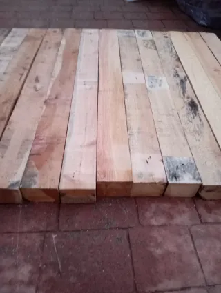 Vigas. Listones. Puntales. Postes.palos de madera