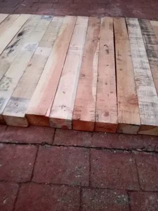 Vigas. Listones. Puntales. Postes.palos de madera