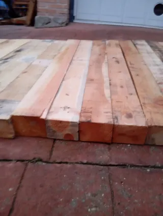 Vigas. Listones. Puntales. Postes.palos de madera