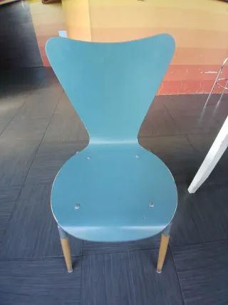 Mesa y sillas de madera pintadas a mano