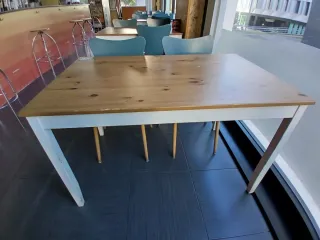 Mesa y sillas de madera pintadas a mano