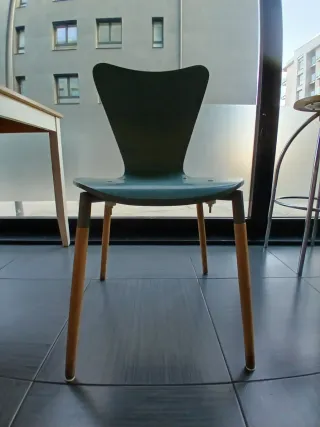 Mesa y sillas de madera pintadas a mano