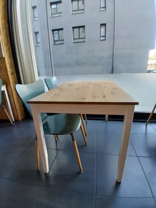 Mesa y sillas de madera pintadas a mano