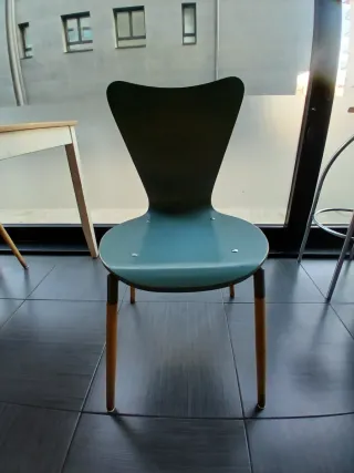 Mesa y sillas de madera pintadas a mano