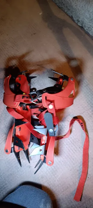 Piolet, crampones y casco de escalada