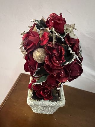 Decorazione natalizia fiori rossi e oro