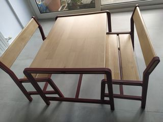 Mesa infantil IKEA con 2 bancos