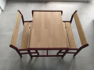 Mesa infantil IKEA con 2 bancos