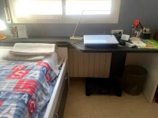 Cama nido con 2 cajones y escritorio.