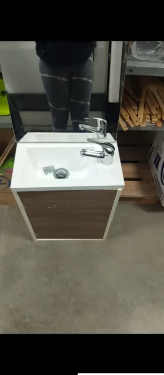 Mueble de baño con lavabo y espejo