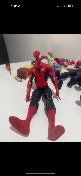 Action figure Spiderman rosso e nero