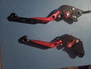 Manetas de moto rojas y negras