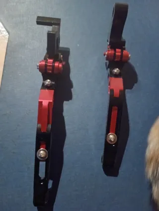 Manetas de moto rojas y negras