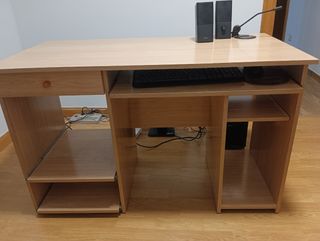 Mesa de ordenador de madera clara