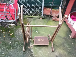 Estructura base máquina de coser antigua