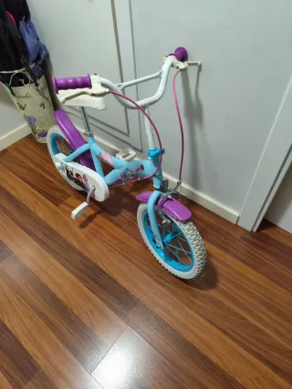 Bicicleta Frozen 16" infantil (incluye ruedines).