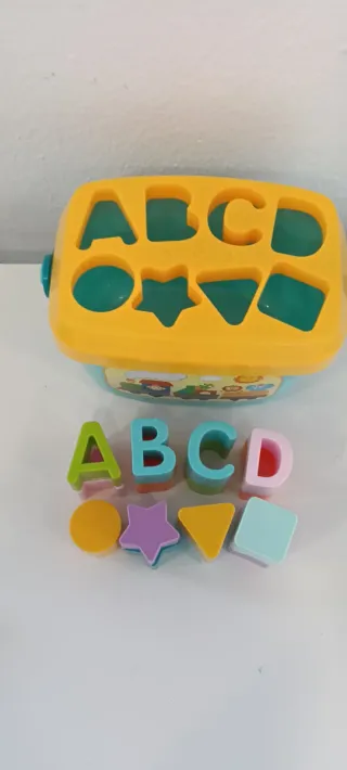 Juego de encajar letras y formas