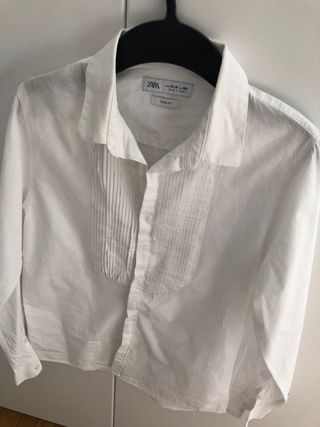 Traje Zara y dos camisas. Tallas 13/14.