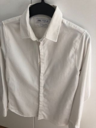Traje Zara y dos camisas. Tallas 13/14.