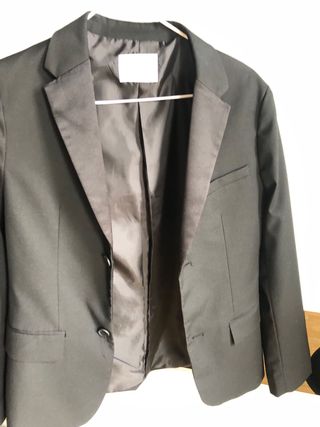 Traje Zara y dos camisas. Tallas 13/14.