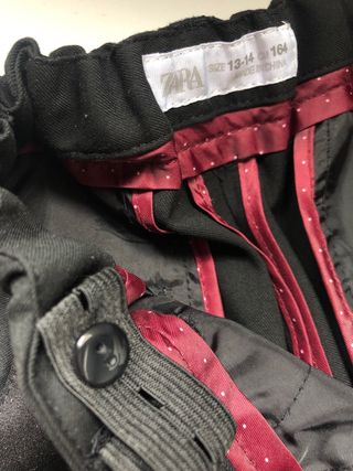 Traje Zara y dos camisas. Tallas 13/14.